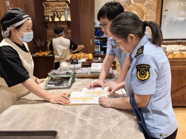 鸿运配资 上海网红店大量丢弃面包，被查出问题！店方回应高报损：当天暴雨致销量骤降